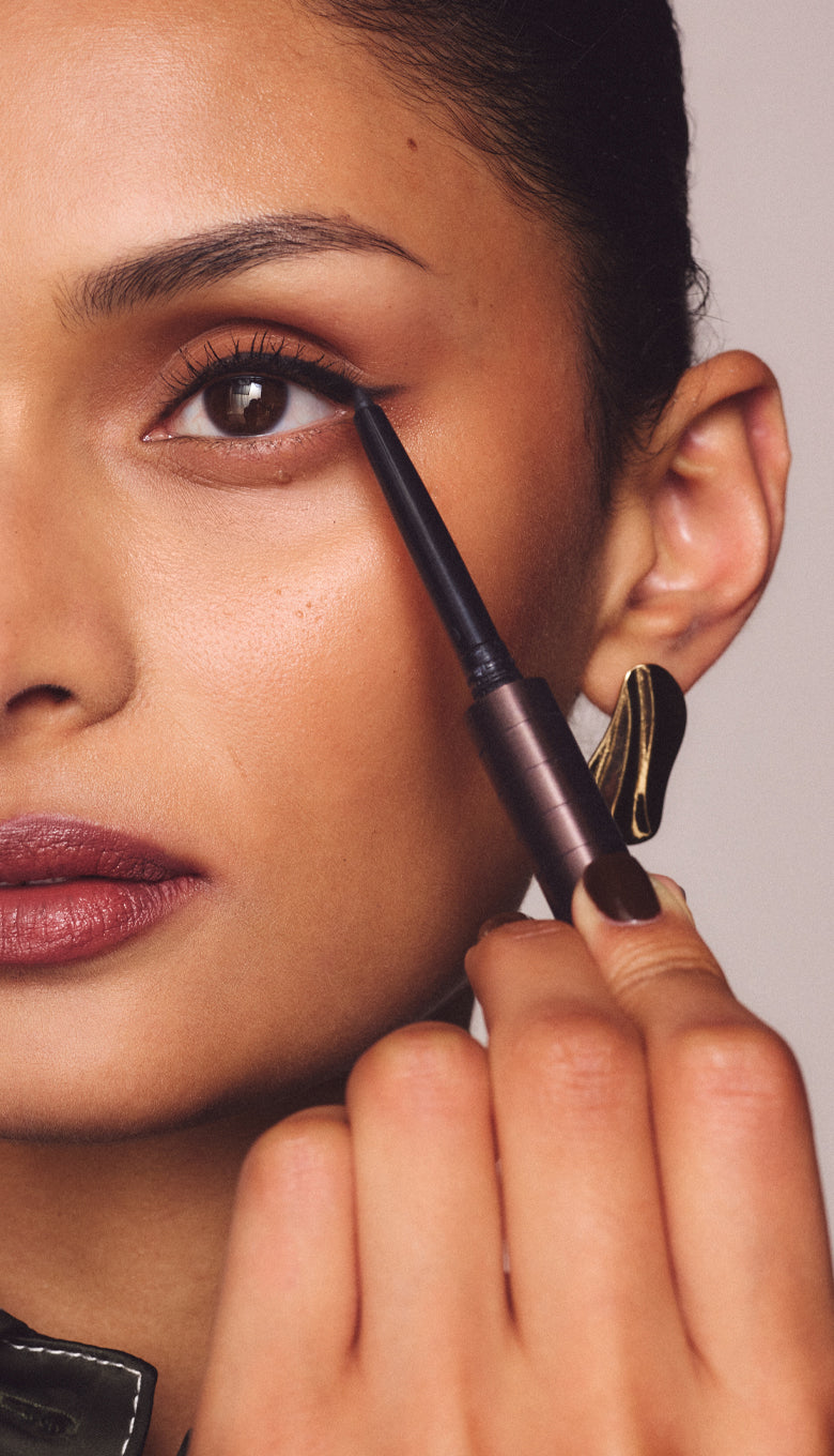 Woman applying eyeliner with the Chocolate Karen Betts pen